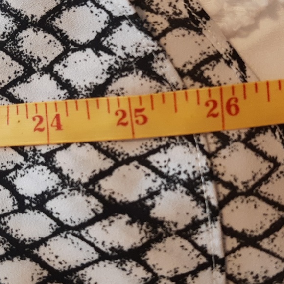 Maunce top.Sleeveless black and white.  Medium. - Picture 3 of 16